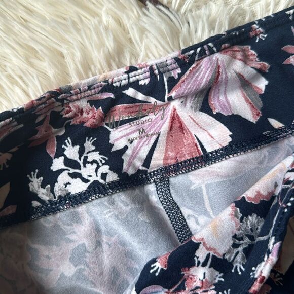 Wonderly Stretch Yoga Capri Pants Size Medium Floral & Navy Blue - Picture 5 of 5